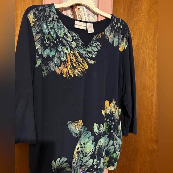 Women top - Picture 1 of 5